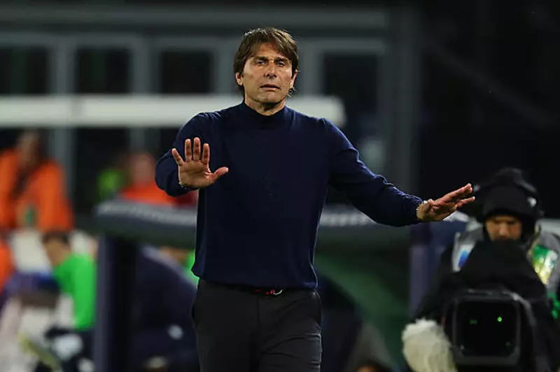 كونتي يكشف استمراره مع نابولي بعد تكهنات رحيله