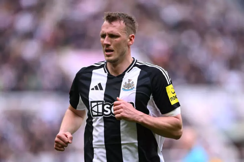 نيوكاسل يمدد عقد دان بيرن حتى 2027 في خطوة استراتيجية لدعمه في السعي للتتويج الأول منذ 70 عامًا